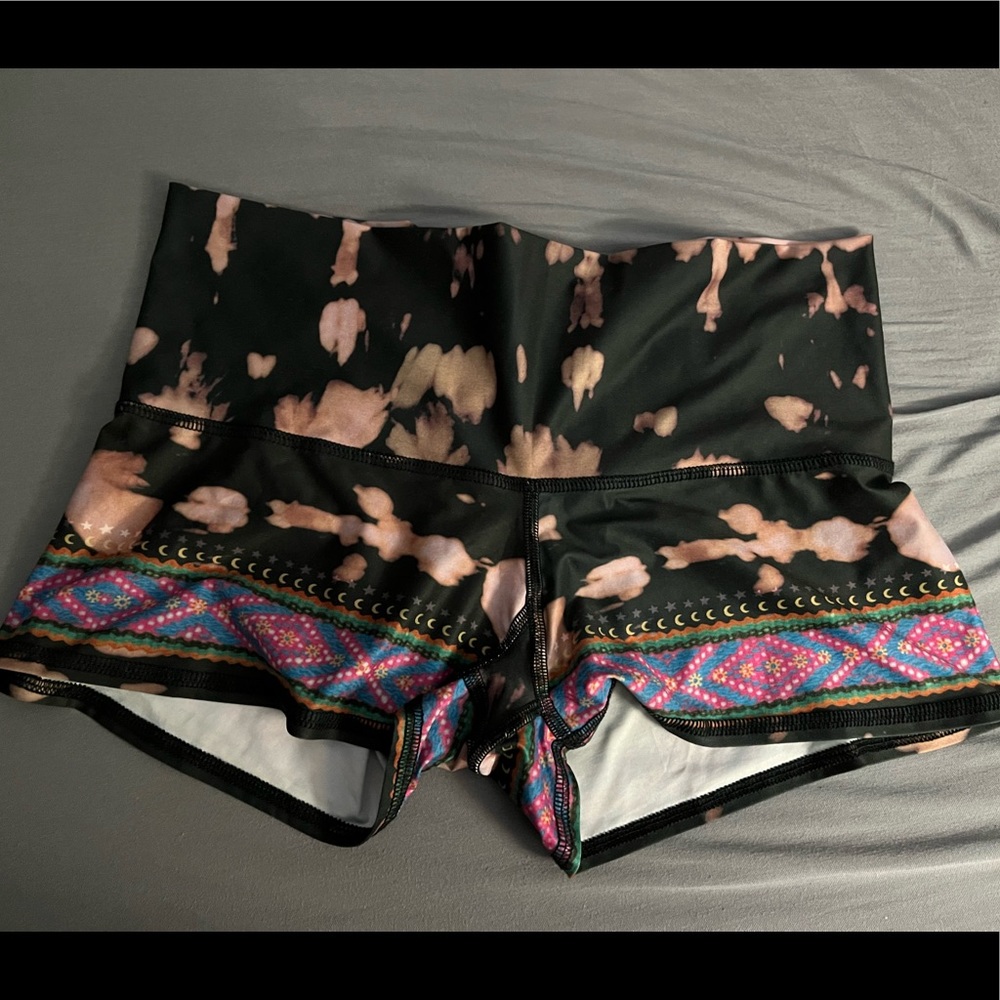 Teeki yoga shorts sz L
